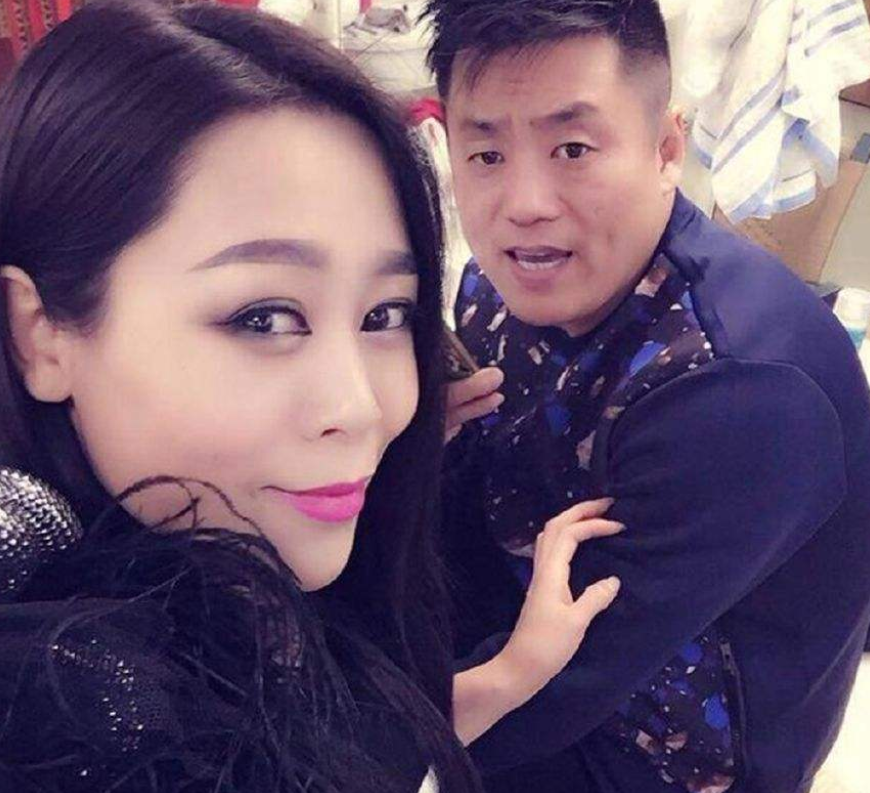 宋晓峰为爱妻大方庆生,金银首饰尽显壕气,一件短袖就要上千块