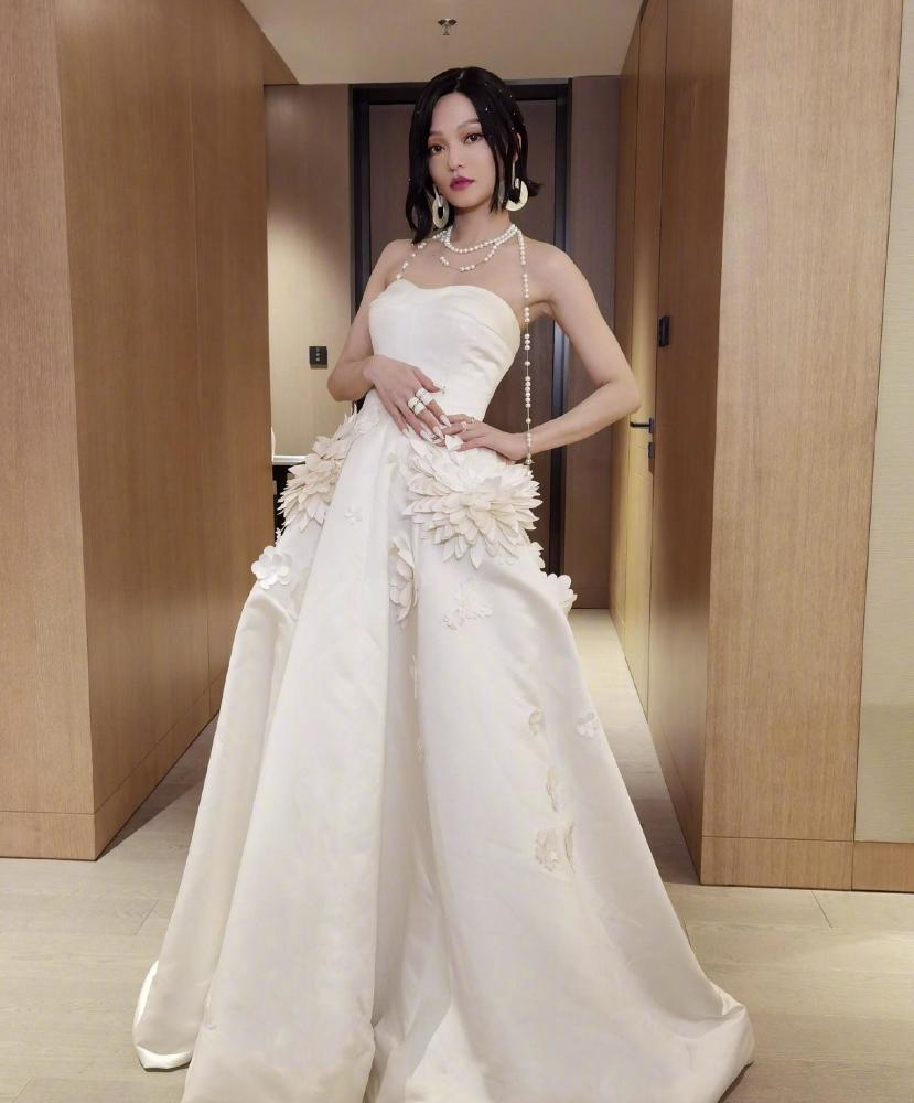 宝蓝色修身鱼尾裙勾勒超模比例,张韶涵秀舞台造型,被调侃像瓶酒