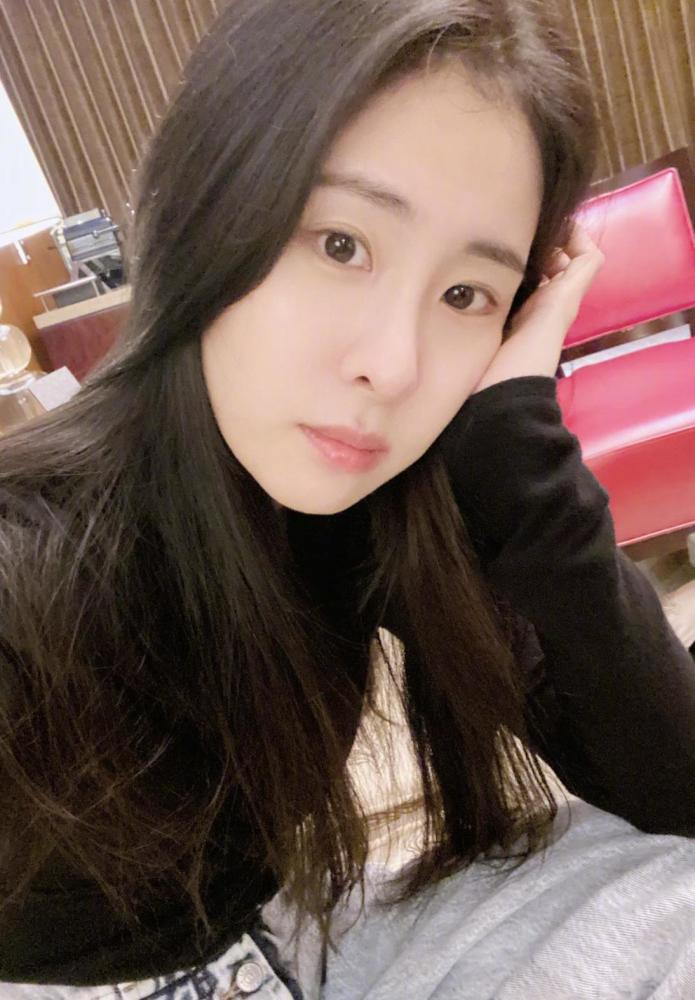 张碧晨扛不住美食诱惑,和好友大吃火锅,黑色t恤配牛仔裤少女风_腾讯