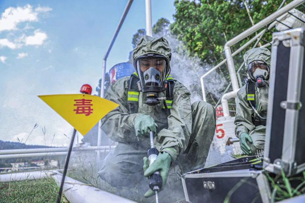向险而行直击武警官兵防化应急演练现场