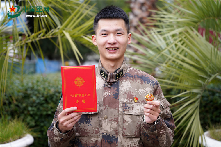 感受荣光他们戴上了初亮相的四有新奖章