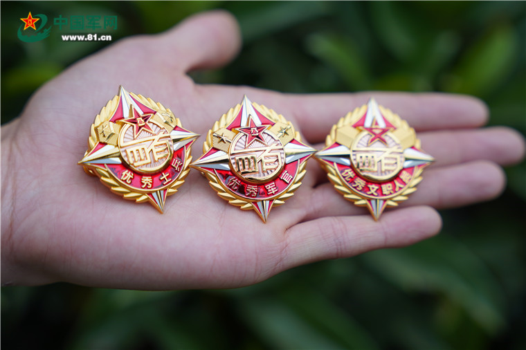 感受荣光他们戴上了初亮相的四有新奖章