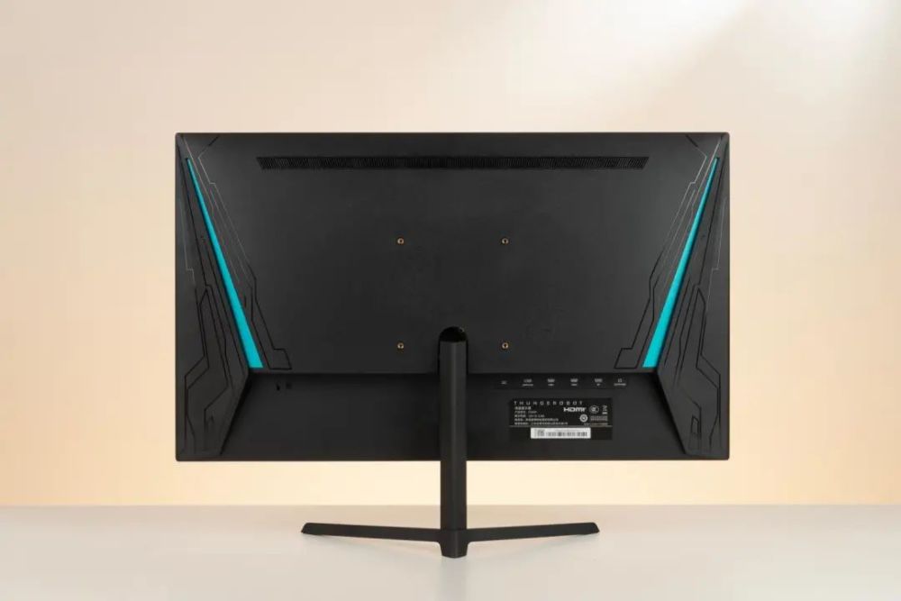 正面线条非常简洁,唯一有辨识度的就是下边框的「thunderobot」logo了