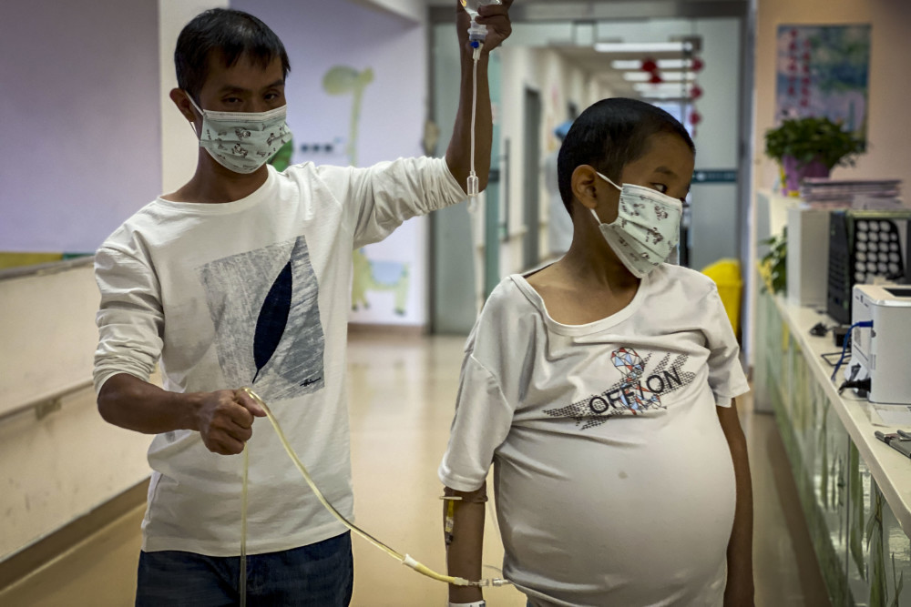 10岁男孩肚大如球似孕妇"临盆",小伙伴受惊吓,称其肚里住着怪物_腾讯