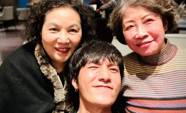 陈坤罕见晒全家福!陈妈妈穿红衣头发乌黑超有气质,18岁儿子缺席
