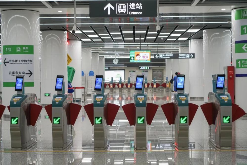 根据冯先生的反映,12月8日,记者从林城西路乘坐地铁前往喷水池时发现