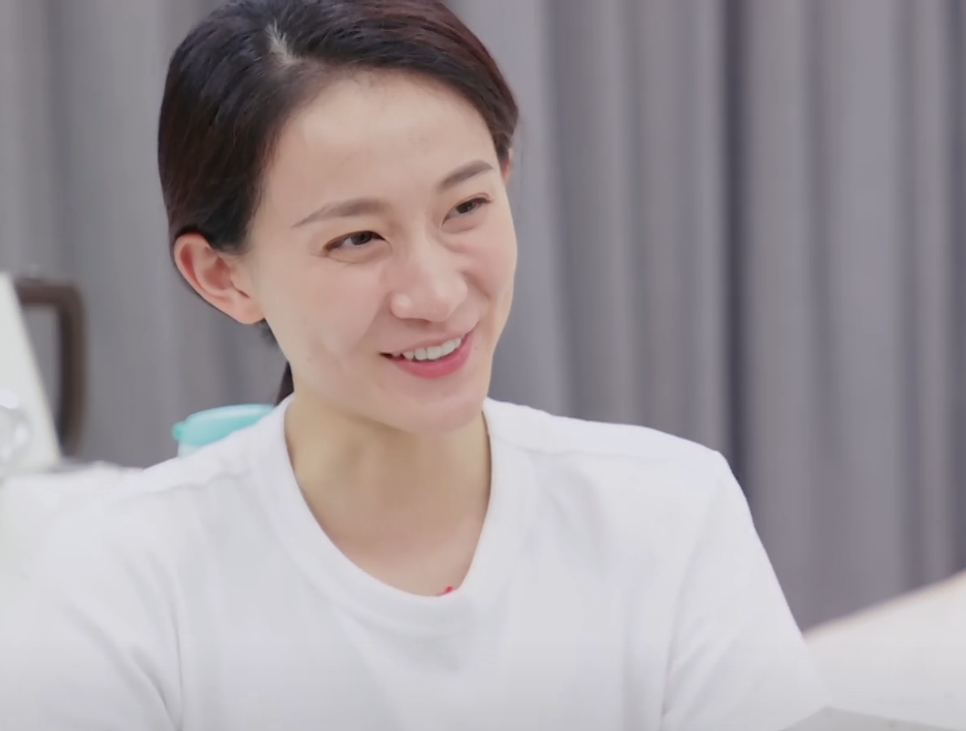 于家翊习惯看英文,发现张豆豆看不懂,接下来的行为