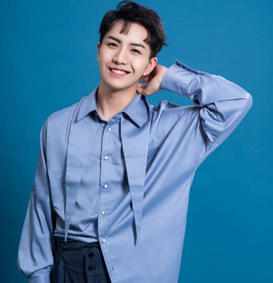 吴岱林直播谈丁真被网暴 承认丁真长得帅有那么难吗