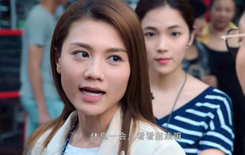 美颜的罗拉是一个爱做梦爱看剧的小导游宝儿.
