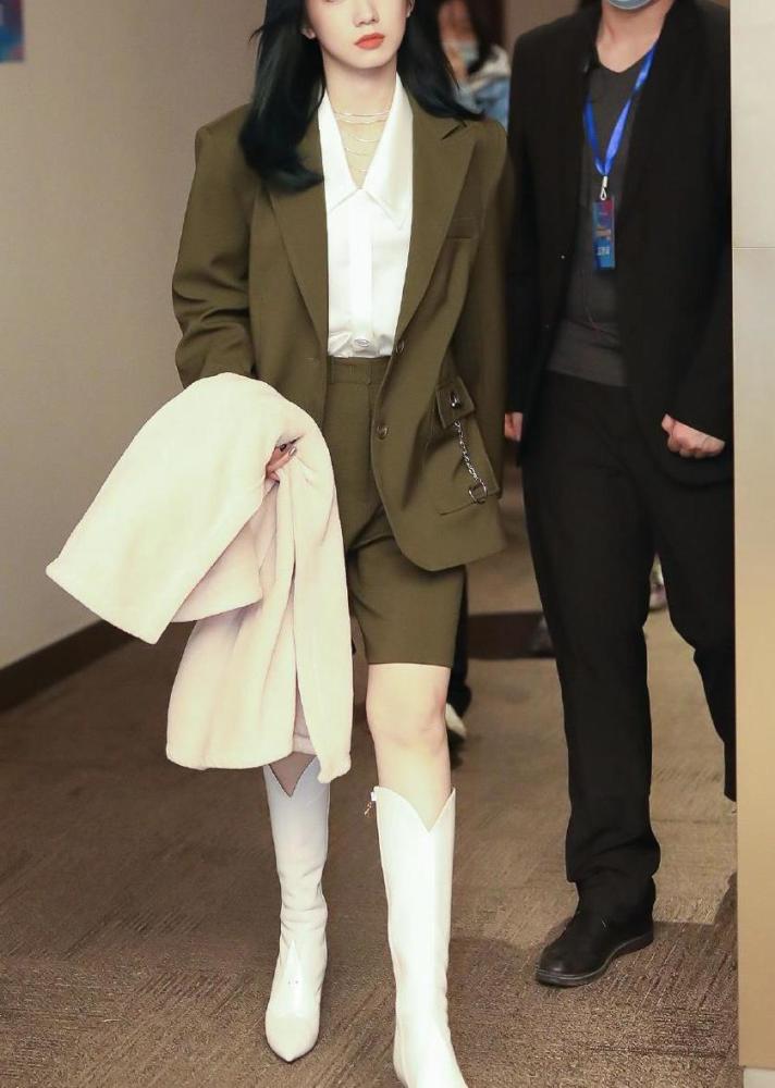 孟美岐穿出职场ol范儿,军绿套装白色高筒靴,简约时尚气场足_腾讯新闻