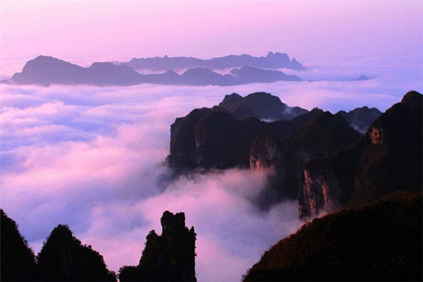 吕洞山位于湘西保靖县南端,与花垣县东接,以"湘西秘境,苗祖圣山"名世.