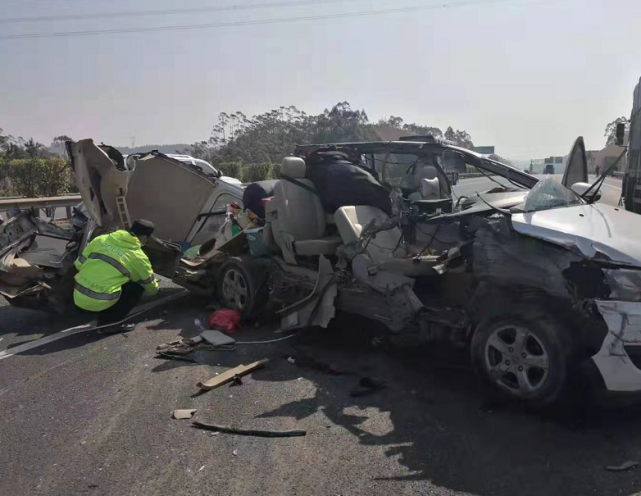 目前,交警部门正对该事故具体原因作进一步调