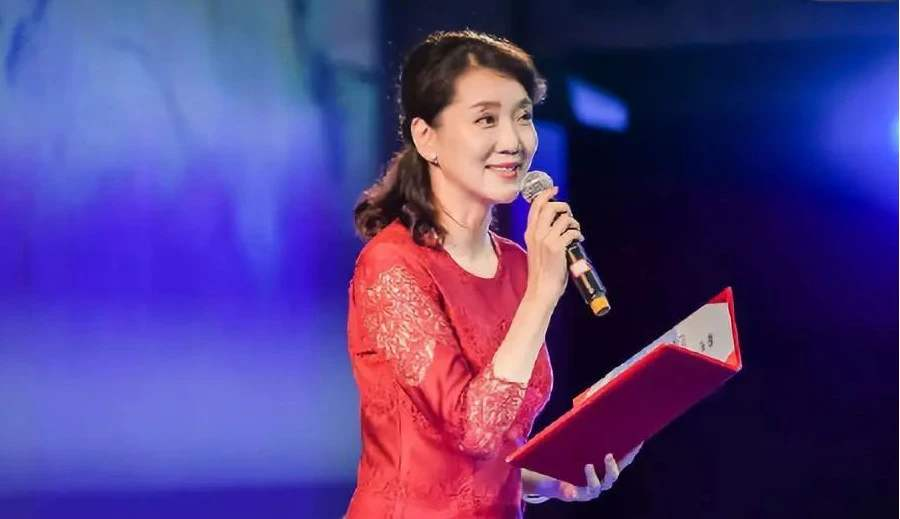 有一种"整容"叫李梓萌摘假发,别人都是为扮年轻,而她却要扮老