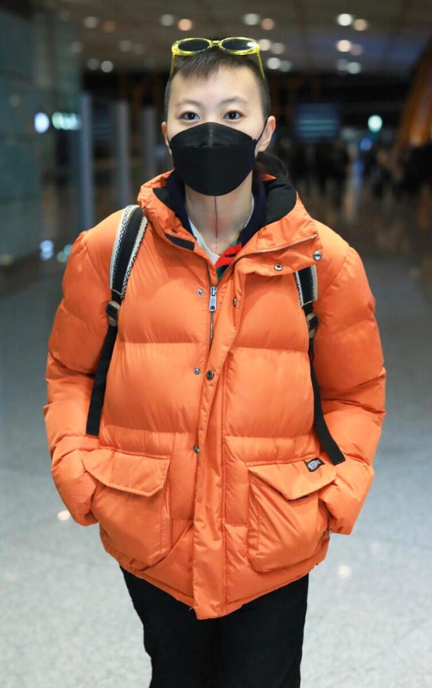 王菲女儿窦靖童机场造型真酷穿羽绒服搭黑色长裤真的很吸睛