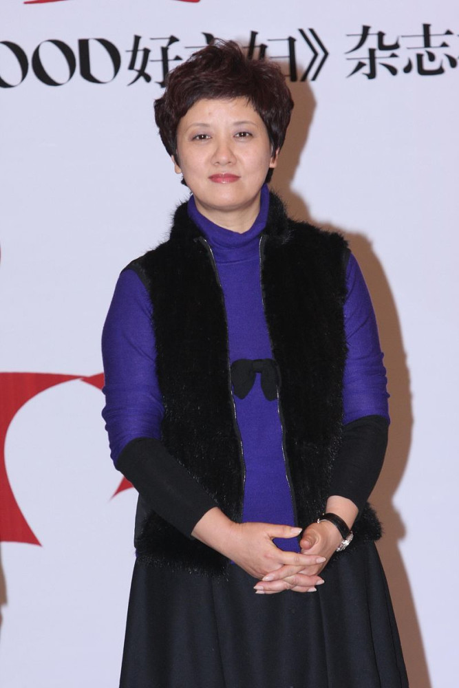 邓婕越老越时髦,穿黑衣,白裙配"流苏"围巾,大方又显优雅气质