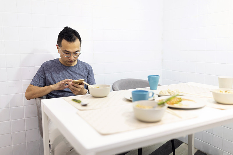 一般讲话一边吃饭的过程中,空气容易通过说话的间隙进入食管,胃里,让