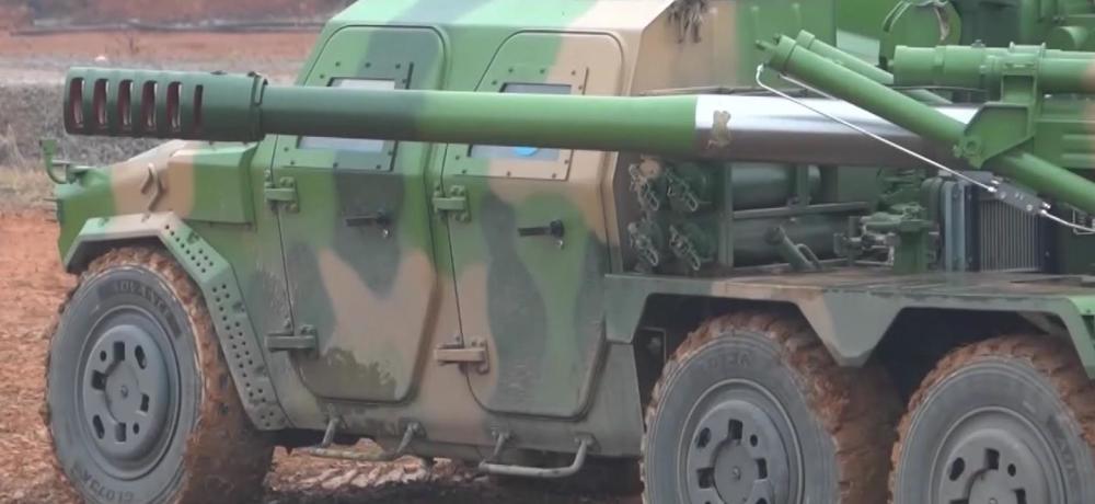 国产新122卡车炮首度亮相液压助锄自动收放装弹效率成倍提高