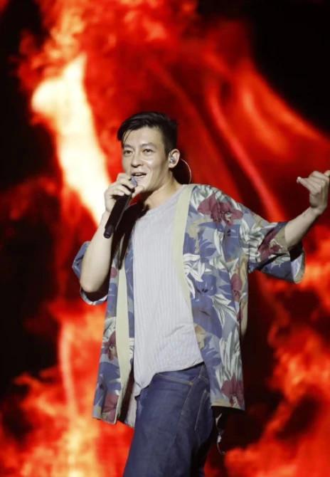 陈冠希虽然年纪大了,但是依旧是很在意自己的穿衣风格的.