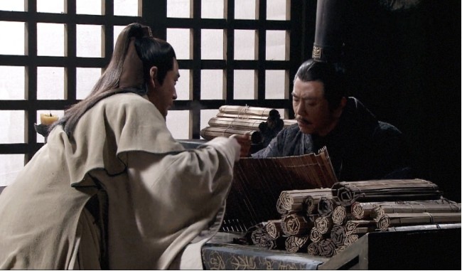 图片:商鞅与秦孝公商讨变法内容剧照2,秦孝公的决心秦的蛮荒,导致山东