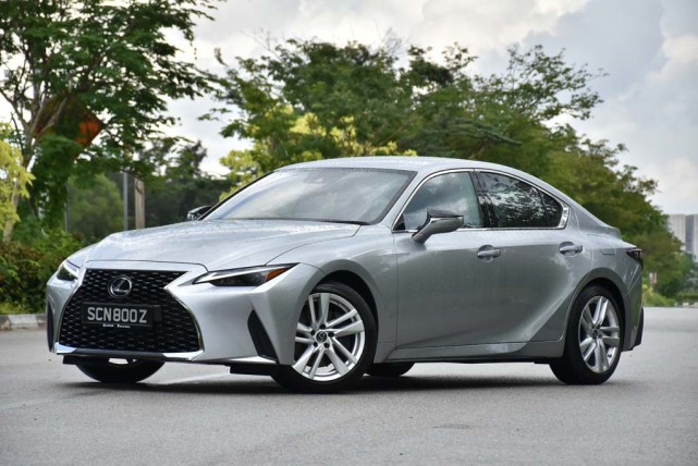 2020年改款雷克萨斯is300尾灯跟普通现代有什么区别