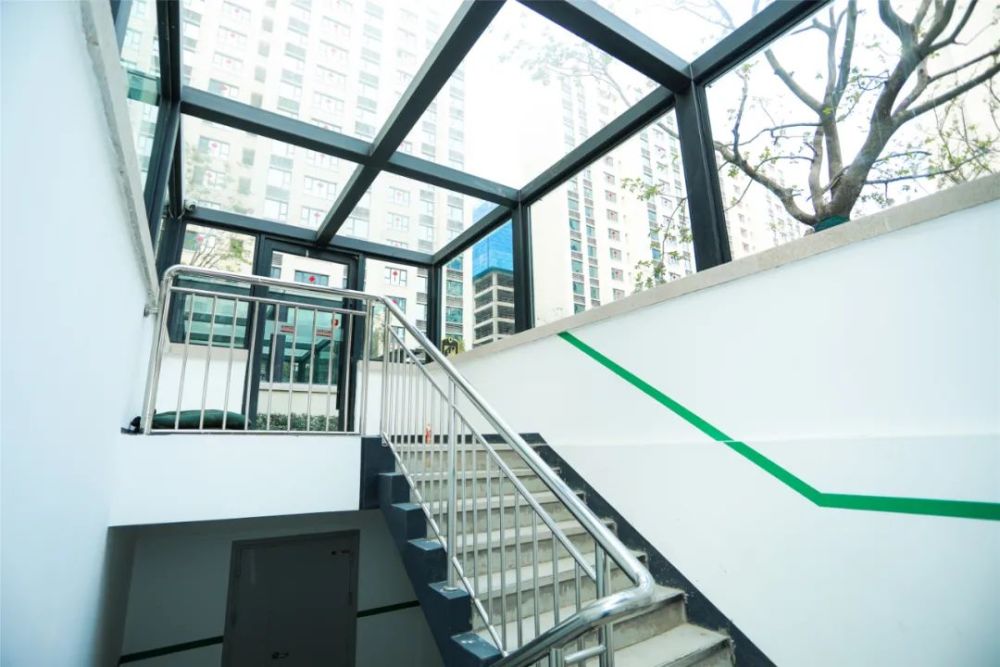 地库入口采用钢结构焊接拼缝处理,基本上看不到接缝.