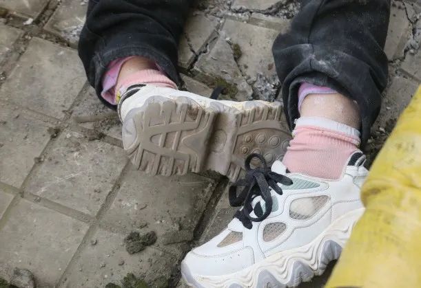 死者年龄35岁—50岁,上身穿橘红色冲锋