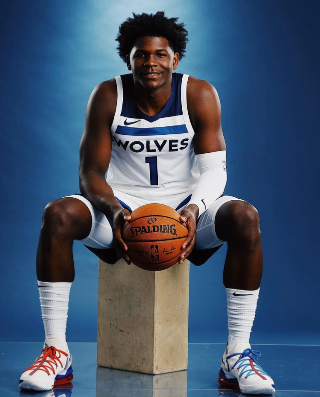 新科状元爱德华兹八年级妈妈祖母因癌同年逝世自称并不爱篮球