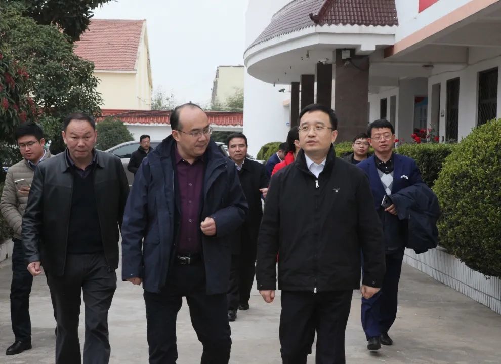 交通银行江苏省分行党委书记,行长林骅一行到扶贫点灌云县支沟村开展