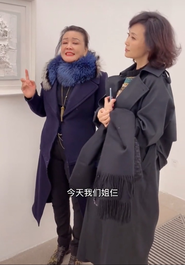 好的心态也是保持年轻时尚的秘诀,62岁的张兰敢于追求时尚,经常和闺蜜