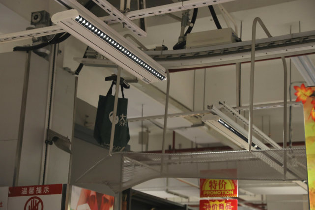 门店加装的悬挂链.