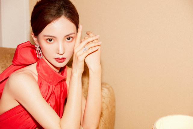 金晨时尚先生盛典红毯造型红色露背长裙性感又美丽