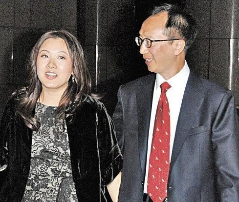 住过亿豪宅嫁大26岁富豪5年生3胎冠军伏明霞真的幸福吗