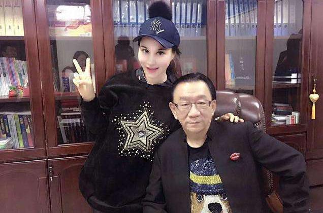 74岁侯耀华获终身成就奖捞金暧昧女徒他到底是不是相声大师