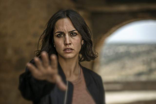 hbo新剧推荐:《30枚硬币》全程高能,看牧师如何以武德服人_腾讯新闻