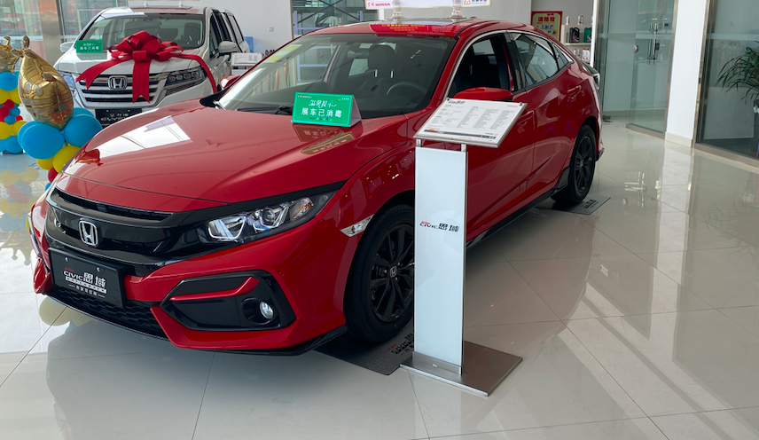 店内实拍2021款本田思域红色车身很吸睛车长4517mm配15t