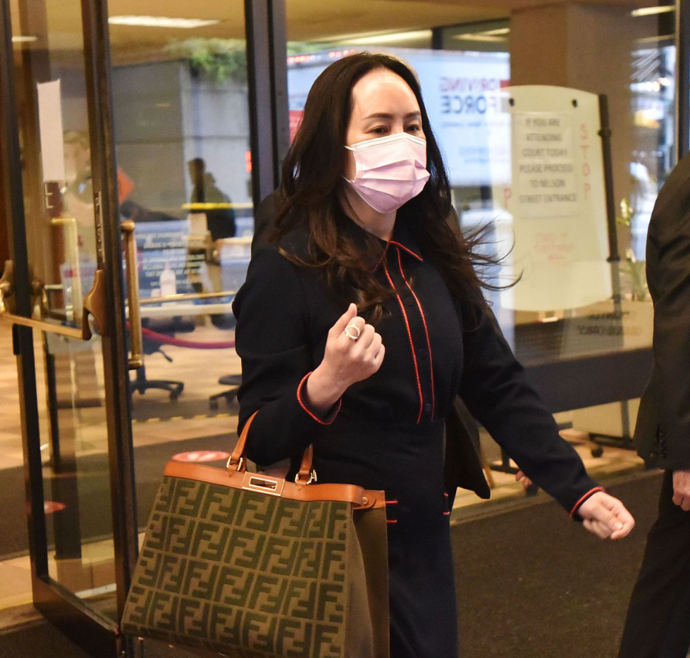 孟晚舟化淡妆还是显疲惫穿得体的职业装出门气势挺有总裁感