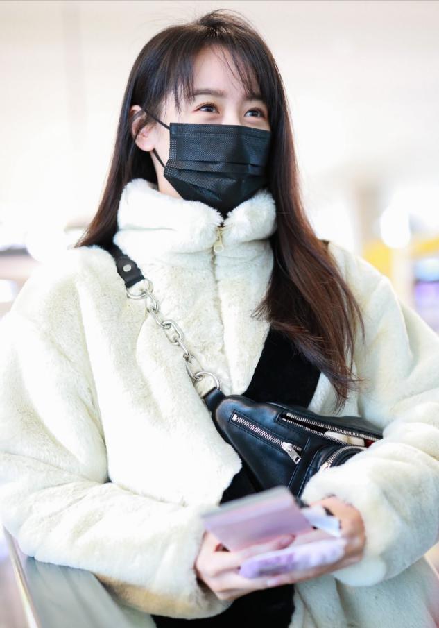 袁冰妍真是清纯女神,穿白色羊羔毛外套配粉色毛衣,甜美又有魅力