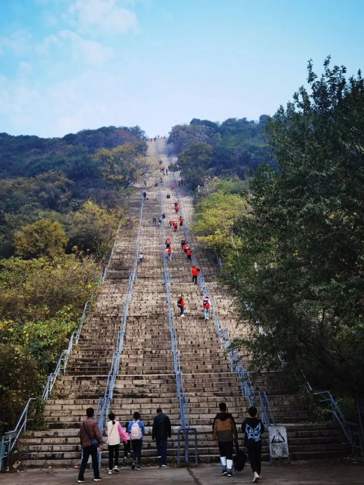 志願者拍照留念 為了美化平頂山的環境,幫助解平頂山山頂公園