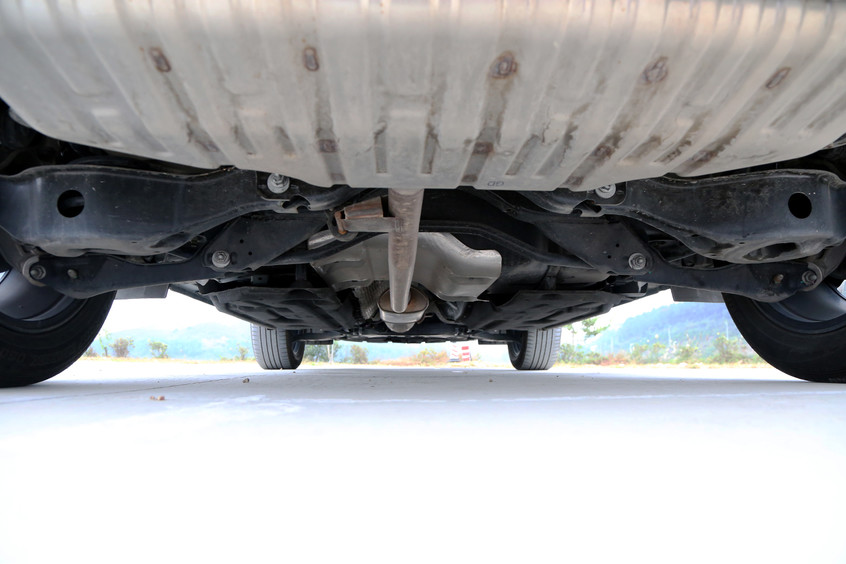 底盘方面,启辰星采用的是前麦弗逊式 后多连杆式独立悬挂组合,也是