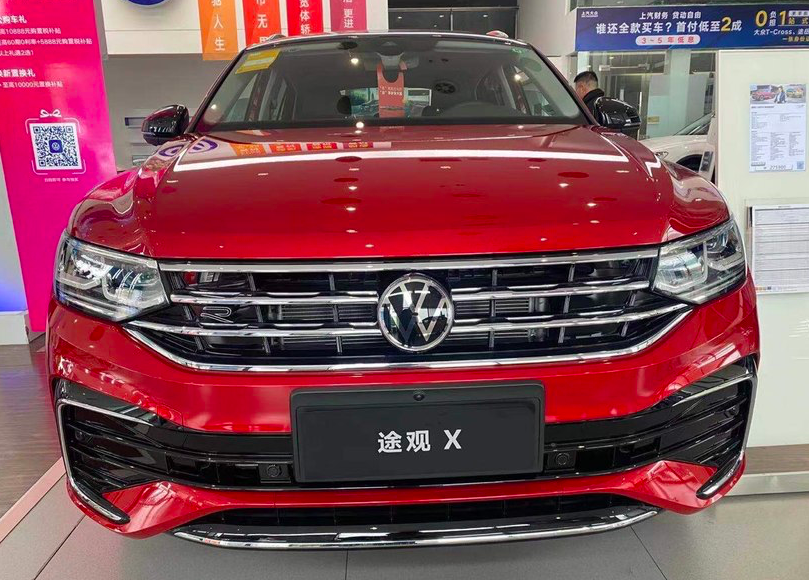 2021款大众途观x外观在设计上是非常时尚的,梯形状的进气格栅是十分