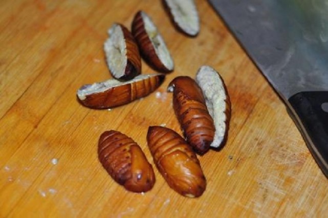 茧蛹里面黑色的物质可以吃吗你或许不知道我来告诉你