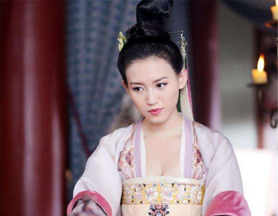 霍光的女儿霍成君想当皇后,只是当时的皇后是汉宣帝的结发妻子许平君