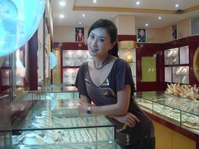 七十二家房客当中的小露扮演者吕洁43岁的她仍然魅力四射