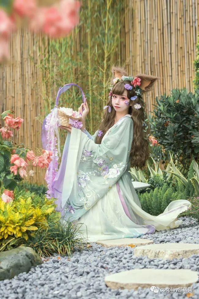 cos:十三余嫦娥露花倒影汉服