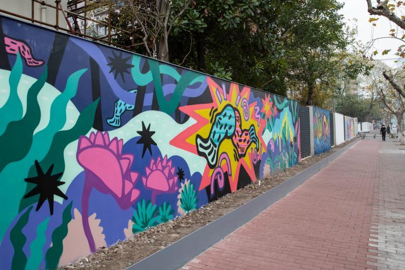 30余幅彩绘绵延600多米上海徐汇一老小区被涂鸦包围