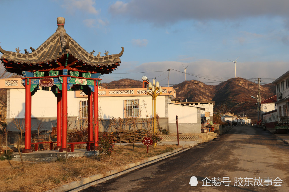 雕塑所在的村庄,叫做邱家村,属于牟平区水道镇管辖.