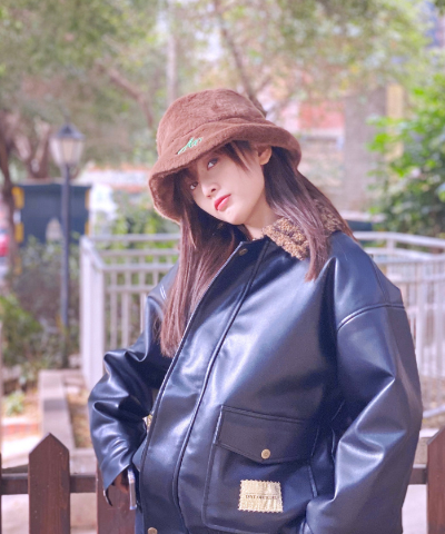 吴宣仪孔雀裙上身大秀s曲线撅嘴一笑真是鸭嘴兽