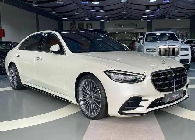 新一代奔驰s500实拍罕见的白色外观气场十分强大