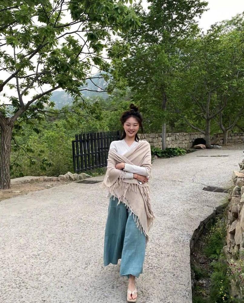 晚晚的衣品真是堪比"女明星",莫兰迪色系穿搭高级感十足,超美