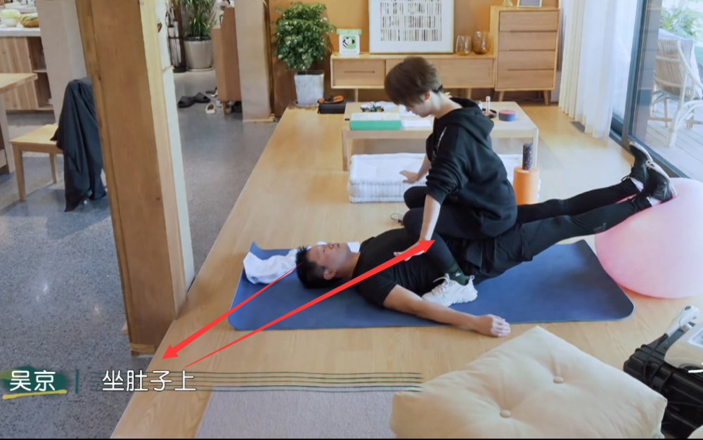 但是感觉不对劲儿,这时吴京就说要她坐到肚子上,嗯,这个才是最考验人